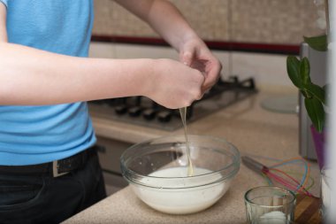 evde yemek genç çocuk.