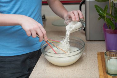 evde yemek genç çocuk.