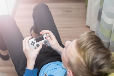 Evde video oyunu oynayan genç. oyun oyun tv eğlenceli oyun gamepad adam denetleyici video konsol oynarken oyuncu tutan hobi eğlenceli zevk görünümü kavramı