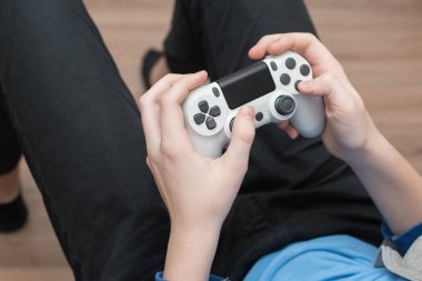 Evde video oyunu oynayan genç. oyun oyun tv eğlenceli oyun gamepad adam denetleyici video konsol oynarken oyuncu tutan hobi eğlenceli zevk görünümü kavramı