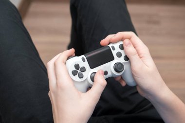 Evde video oyunu oynayan genç. oyun oyun tv eğlenceli oyun gamepad adam denetleyici video konsol oynarken oyuncu tutan hobi eğlenceli zevk görünümü kavramı