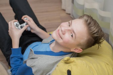 Evde video oyunu oynayan genç. oyun oyun tv eğlenceli oyun gamepad adam denetleyici video konsol oynarken oyuncu tutan hobi eğlenceli zevk görünümü kavramı