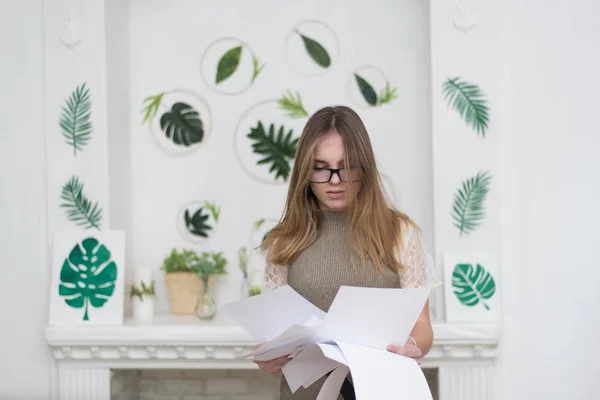 Lindo retrato de joven diseñador y florista, estudiante. Empleado en la oficina verde —  Fotos de Stock