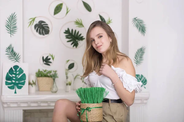 Lindo retrato de joven diseñador y florista, estudiante . —  Fotos de Stock