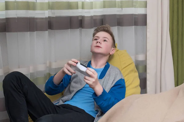 Teenager, die zu Hause Videospiele spielen. Gaming-Spiel spielen tv fun ga — Stockfoto