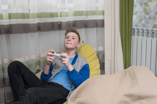 Adolescente jugando videojuegos en casa. juego juego jugar tv diversión ga —  Fotos de Stock