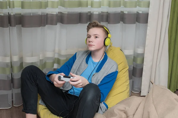 Adolescente jogando videogames em casa. jogo de jogos jogar tv diversão ga — Fotografia de Stock