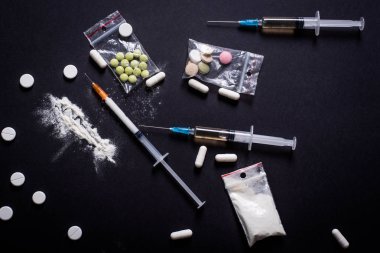 Karanlık masada sert uyuşturucular var. eroin, kokain, amfetamin, ecstasy, haplar ve daha fazlası. Yaratıcı bir fikir. Uyuşturucu. Üzgün. Ölmek. Hastalık