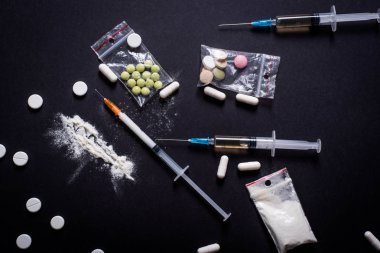 Karanlık masada sert uyuşturucular var. eroin, kokain, amfetamin, ecstasy, haplar ve daha fazlası. Yaratıcı bir fikir. Uyuşturucu. Üzgün. Ölmek. Hastalık