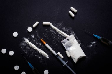 Karanlık masada sert uyuşturucular var. eroin, kokain, amfetamin, ecstasy, haplar ve daha fazlası. Yaratıcı bir fikir. Uyuşturucu. Üzgün. Ölmek. Hastalık