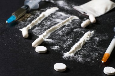 Karanlık masada sert uyuşturucular var. eroin, kokain, amfetamin, ecstasy, haplar ve daha fazlası. Yaratıcı bir fikir. Uyuşturucu. Üzgün. Ölmek. Hastalık