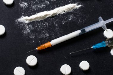 Karanlık masada sert uyuşturucular var. eroin, kokain, amfetamin, ecstasy, haplar ve daha fazlası. Yaratıcı bir fikir. Uyuşturucu. Üzgün. Ölmek. Hastalık