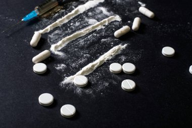 Karanlık masada sert uyuşturucular var. eroin, kokain, amfetamin, ecstasy, haplar ve daha fazlası. Yaratıcı bir fikir. Uyuşturucu. Üzgün. Ölmek. Hastalık