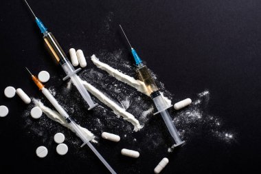 Karanlık masada sert uyuşturucular var. eroin, kokain, amfetamin, ecstasy, haplar ve daha fazlası. Yaratıcı bir fikir. Uyuşturucu. Üzgün. Ölmek. Hastalık