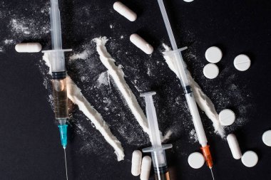 Karanlık masada sert uyuşturucular var. eroin, kokain, amfetamin, ecstasy, haplar ve daha fazlası. Yaratıcı bir fikir. Uyuşturucu. Üzgün. Ölmek. Hastalık