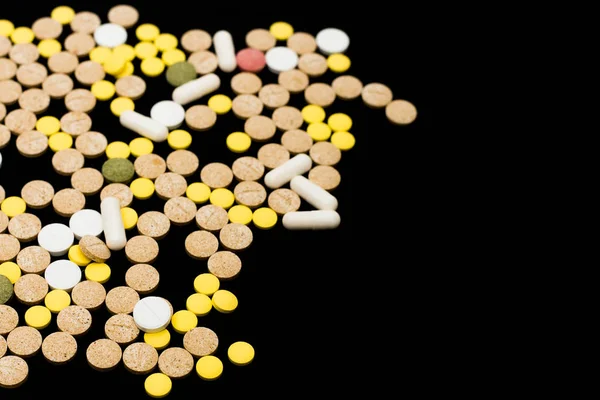 Válogatott gyógyszerészeti gyógyszer tabletták, tabletták és kapszulák fekete alapon. Kreatív ötlet. Drogok. Szomorú. Meghalsz. Betegség. — Stock Fotó