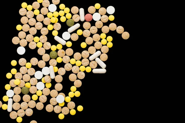 Sortiment farmaceutické medicíny pilulky, tablety a kapsle na černém pozadí. Tvůrčí nápad. Drogy. Smutné. Zemři. Nemoc. — Stock fotografie