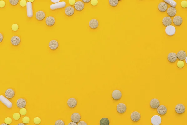 Pillole colorate mediche, capsule o integratori per il trattamento e l'assistenza sanitaria su sfondo di legno. Idea creativa. Droga. Triste. Muori. Malattia . — Foto Stock