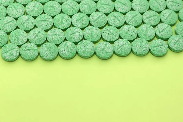 Pillole colorate mediche, capsule o integratori per il trattamento e l'assistenza sanitaria. Idea creativa. Droga. Triste. Muori. Malattia . — Foto Stock