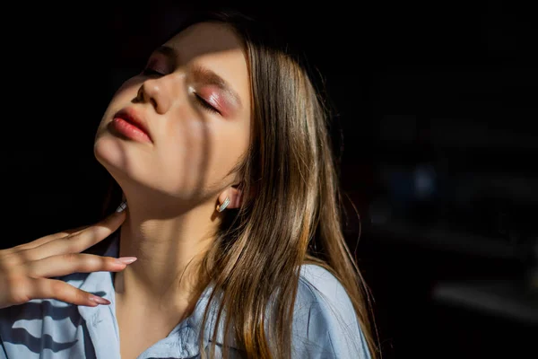 Estilo Vida Imagen Mujer Joven Adolescente Bonita Sentada Cocina —  Fotos de Stock