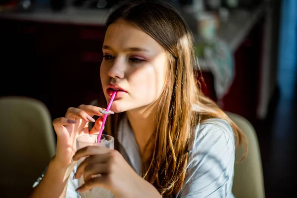 Estilo Vida Imagen Mujer Joven Adolescente Bonita Sentada Cocina —  Fotos de Stock