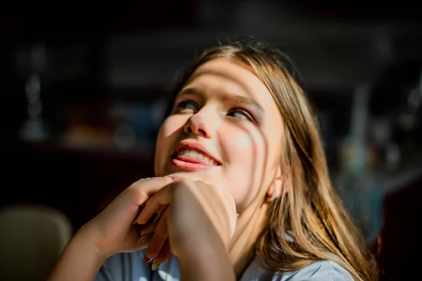 Immagine Stile Vita Moda Bella Adolescente Giovane Donna Seduta Cucina — Foto Stock