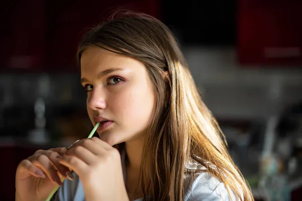Модний Стиль Життя Зображення Красивої Підліткової Молодої Жінки Сидить Кухні — стокове фото