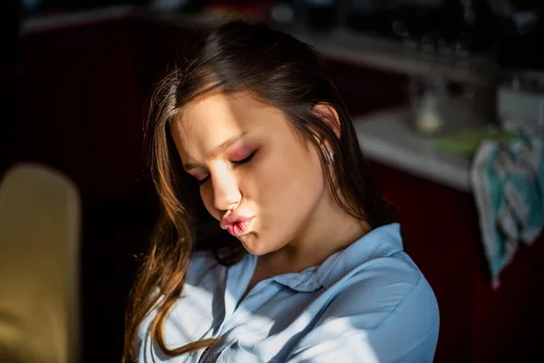 Estilo Vida Imagen Mujer Joven Adolescente Bonita Sentada Cocina —  Fotos de Stock