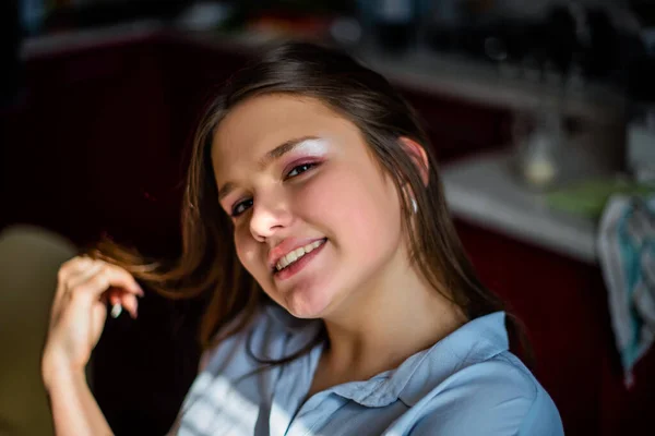 Модний Стиль Життя Зображення Красивої Підліткової Молодої Жінки Сидить Кухні — стокове фото