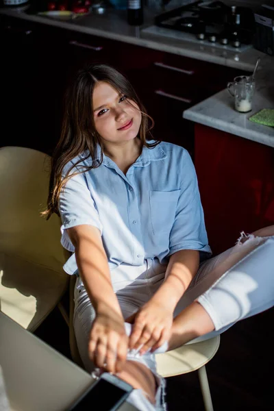 Estilo Vida Imagen Mujer Joven Adolescente Bonita Sentada Cocina —  Fotos de Stock