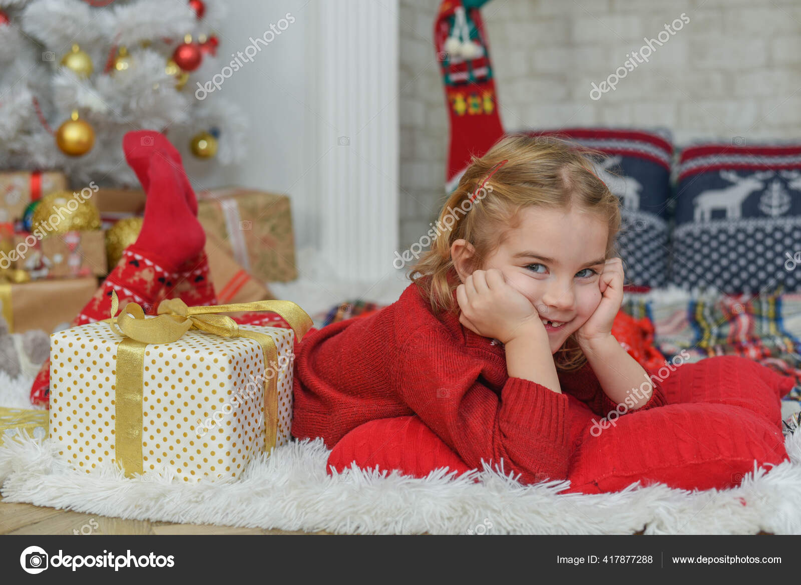 かわいい女の子はカーペットの上に横たわっていた 背景にクリスマスツリー ストック写真 C Klos Mv Meta Ua かわいい女の子はカーペットの上に横たわっていた 背景にクリスマスツリー ストック写真 C Klos Mv Meta Ua