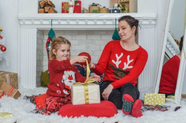 Mutlu Noeller ve mutlu tatiller! Anne ve kızı yn 'i kaçırdı. Noel 'den önceki sabah. Portre seven aile. Yakın çekim..