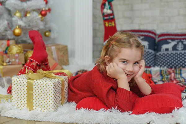 Jolie Petite Fille Allongée Sur Tapis Arbre Noël Arrière Plan — Photo