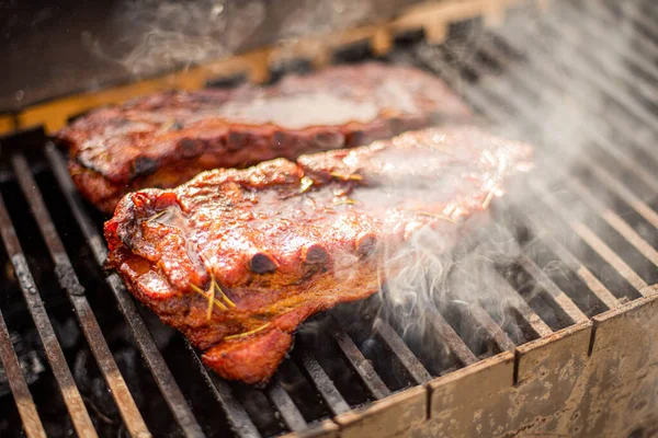 Grillen Baby Rücken Schweinerippchen Über Flammendem Grill — Stockfoto