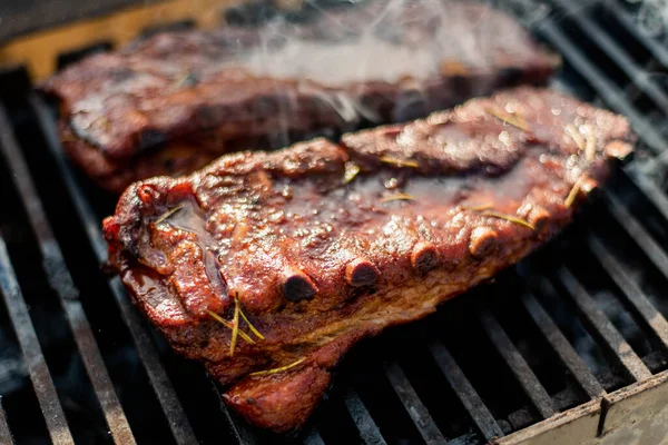 Grillen Baby Rücken Schweinerippchen Über Flammendem Grill — Stockfoto