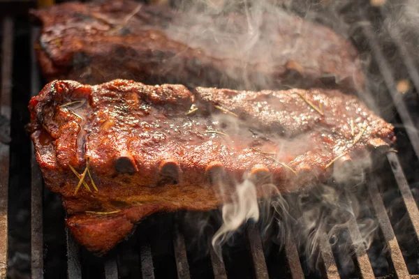 Grillen Baby Rücken Schweinerippchen Über Flammendem Grill — Stockfoto