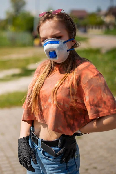 可爱的少女在外科绷带 验尸官 医疗面具 Covid 戴口罩的女孩检疫和防护病毒 Covid 19流行病 — 图库照片