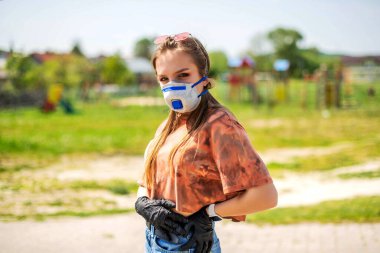 Cerrahi bandajlı tatlı genç kız. Coronavirus, hastalık, enfeksiyon, karantina, tıbbi maske, COVID-19. Tıbbi maskeli bir kız. Karantina ve koruma virüsü, grip, salgın COVID-19.