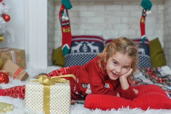 Jolie Petite Fille Allongée Sur Tapis Arbre Noël Arrière Plan — Photo