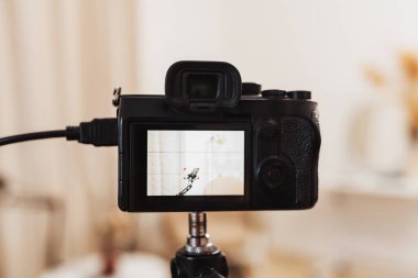 Profesyonel bir kamera bir podcast röportaj ayarını yakalar. Kamera hoparlörleri gösteriyor, kapalı bir ortamda canlı bir tartışma gösteriyor..