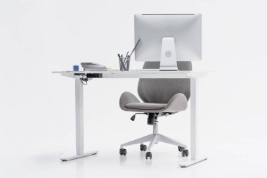 Bu çalışma alanında bilgisayar monitörü, telefon ve masa aksesuarları olan şık bir masa sergileniyor. Basit tasarım, iş saatleri boyunca sekreterlik görevleri için ideal işlevsel bir ortam yaratır..