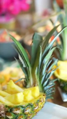 Parlak sarı ananas parçaları güzel düzenlenmiş, sulu dokularını sergiliyorlar. Canlı ortam yaz toplantılarına ya da kutlamalara neşe katıyor..