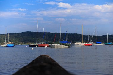 Lake Maggiore güzel kıyılarını bitkiler, Güneş ve deniz araçları ile