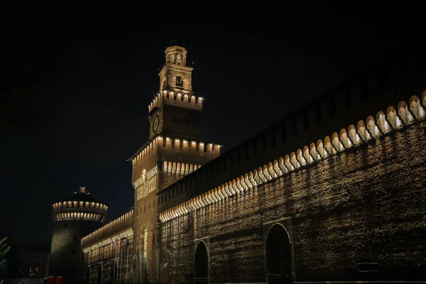 Castello Sforzesco Milano gece fotoğrafları