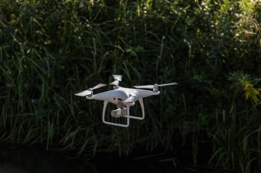 İtalyan kırsalında uçarken bir drone yakın çekim