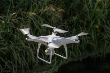 İtalyan kırsalında uçarken bir drone yakın çekim