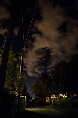 Gecede İtalya varoşlarda sokak