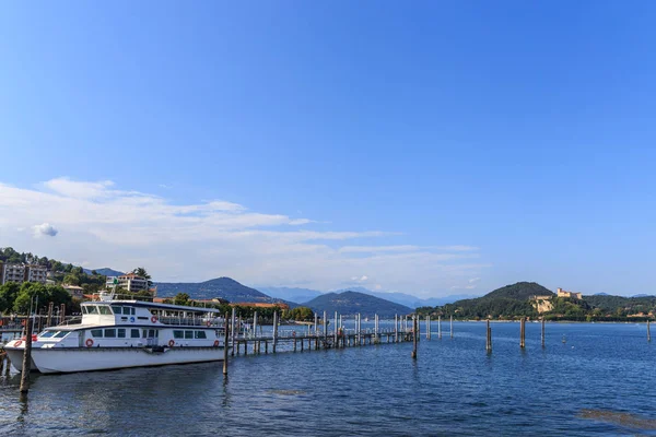 Lake Maggiore güzel kıyılarını bitkiler, Güneş ve deniz araçları ile