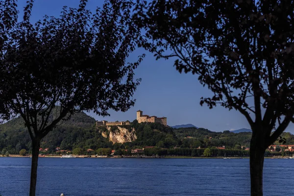 Blick Auf Die Festung Angera Vom Ufer Des Sees Von — Stockfoto