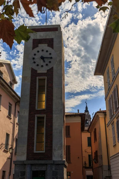 saraylar ve Arona şehir sokaklarında